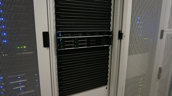 hardware.info server rack