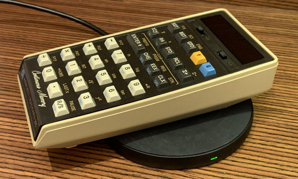 genie jukbeen Zij zijn Hobbyist maakt 45 jaar oude HP-25 rekenmachine draadloos oplaadbaar -  Hardware Info