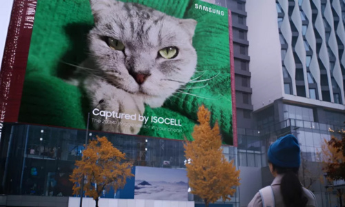 Samsung показывает 200-мегапиксельную камеру с огромным рекламным плакатом с котом