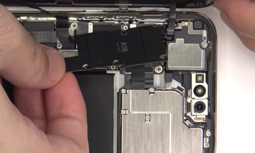 iPhone 14 Pro Max smontato: dissipatore di calore con chip A16 più grande