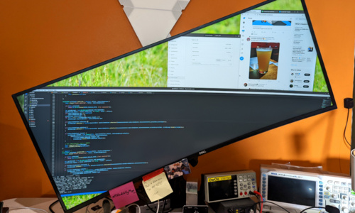 Gek of geniaal? Programmeur gebruikt diagonaal opgestelde monitor voor “perfecte” setup