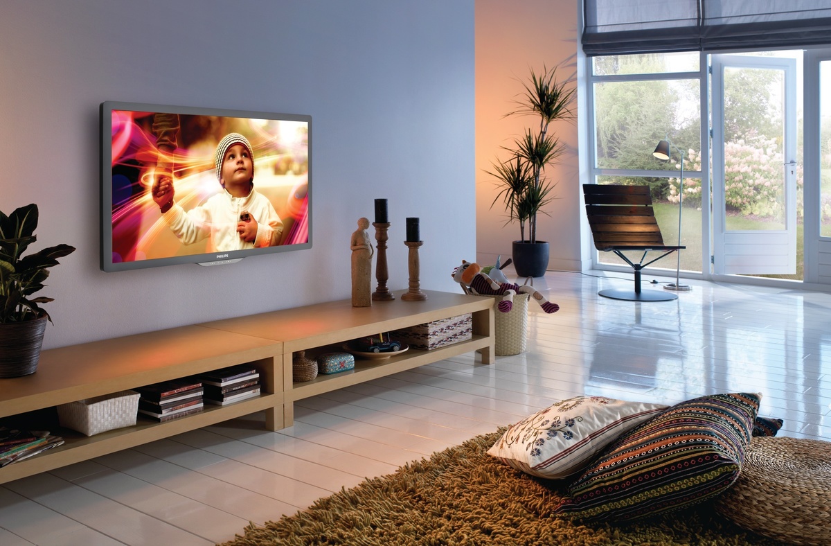 Какой телевизор 43 купить в 2024. Телевизор на стене. Телевизор 50 дюймов в интерьере. Телевизор 32 дюйма в интерьере. Телевизор 43 дюйма в интерьере.